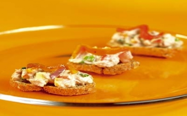 Montaditos de atún y pimientos asados